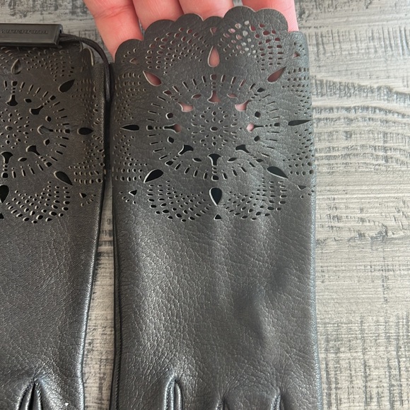 Burberry Leather Primrose gloves - Picture 3 of 17